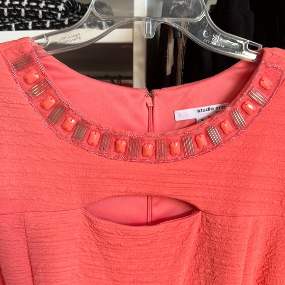 Elegant and Stretchy Salmon / Peach-colored Dress 👗 size 18 - Picture 2 of 8